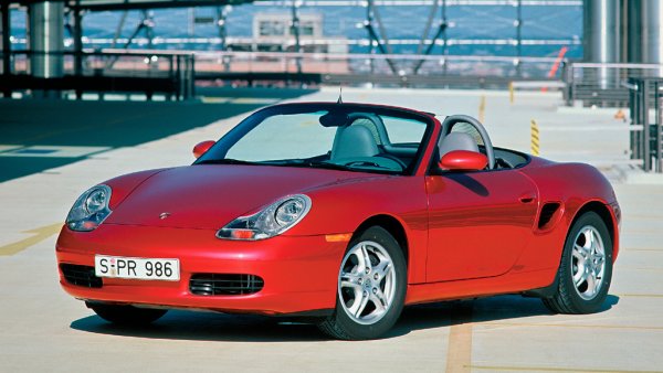 Допреди няколко години стари Boxster масово се предлагаха под пет хиляди лири във Великобритания. В последните години цените им тръгнаха нагоре, но все още могат да се намерят екземпляри като този за търсения от нас бюджет. За тези пари не очаквайте свръхбогато оборудване, освен това ще получите посредствения Tiptronic автоматик вместо чудесната ръчна трансмисия. Но все пак това си е Porsche. 
